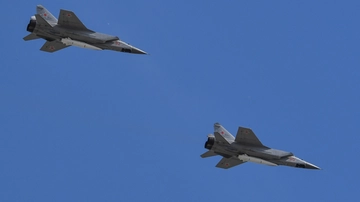 Mig russo decolla per intercettare bombardieri Usa: sfida nei cieli sul Mare di Barents