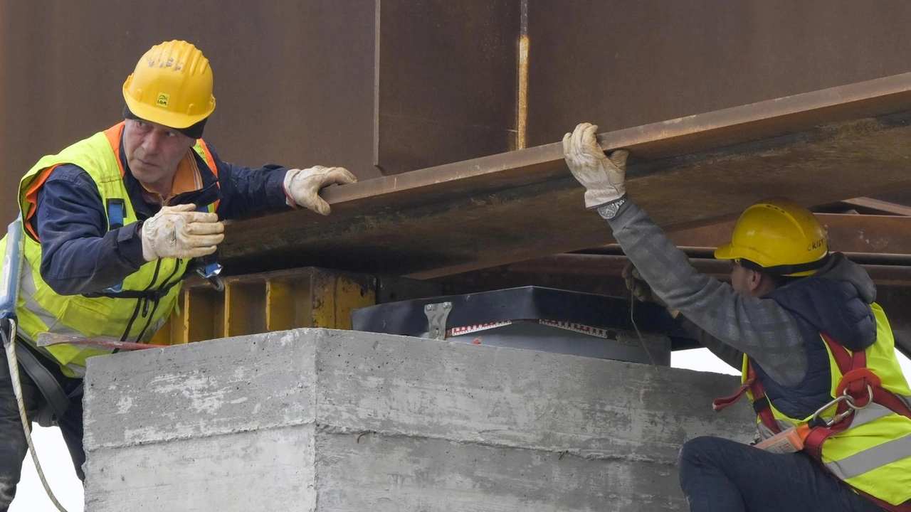 Operai al lavoro per migliorare un’infrastruttura (foto d’archivio Germogli) Operai al lavoro per migliorare un’infrastruttura (foto d’archivio Germogli)