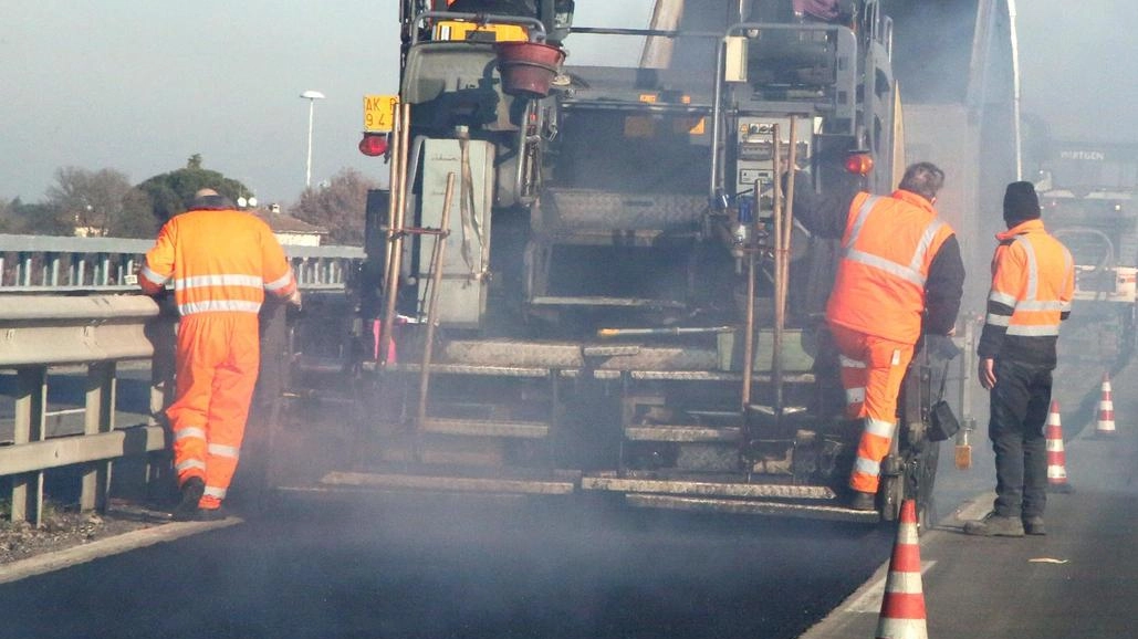 Secondo i sindaci è evidente che il cantiere più critico è quello di Rassina, gestito dalla Provincia, che avrebbe dovuto essere chiuso entro il 9 agosto ma che, a quanto pare, dovrà durare molto più a lungo Secondo i sindaci è evidente che il cantiere più critico è quello di Rassina, gestito dalla Provincia, che avrebbe dovuto essere chiuso entro il 9 agosto ma che, a quanto pare, dovrà durare molto più a lungo