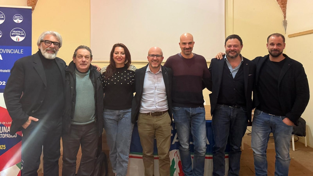 Il coordinatore provinciale di Fratelli d’Italia Riccardo Giannoni e il capogruppo in consiglio regionale Vittorio Fantozzi con i nuovi coordinatori comunali Il coordinatore provinciale di Fratelli d’Italia Riccardo Giannoni e il capogruppo in consiglio regionale Vittorio Fantozzi con i nuovi coordinatori comunali