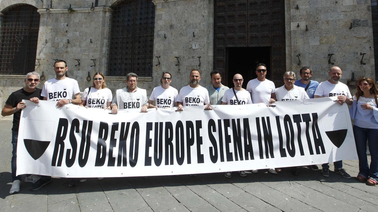 I 299 lavoratori dello stabilimento Beko di Siena sono in lotta da settembre dell’anno scorso per avere garanzie sul loro futuro I 299 lavoratori dello stabilimento Beko di Siena sono in lotta da settembre dell’anno scorso per avere garanzie sul loro futuro