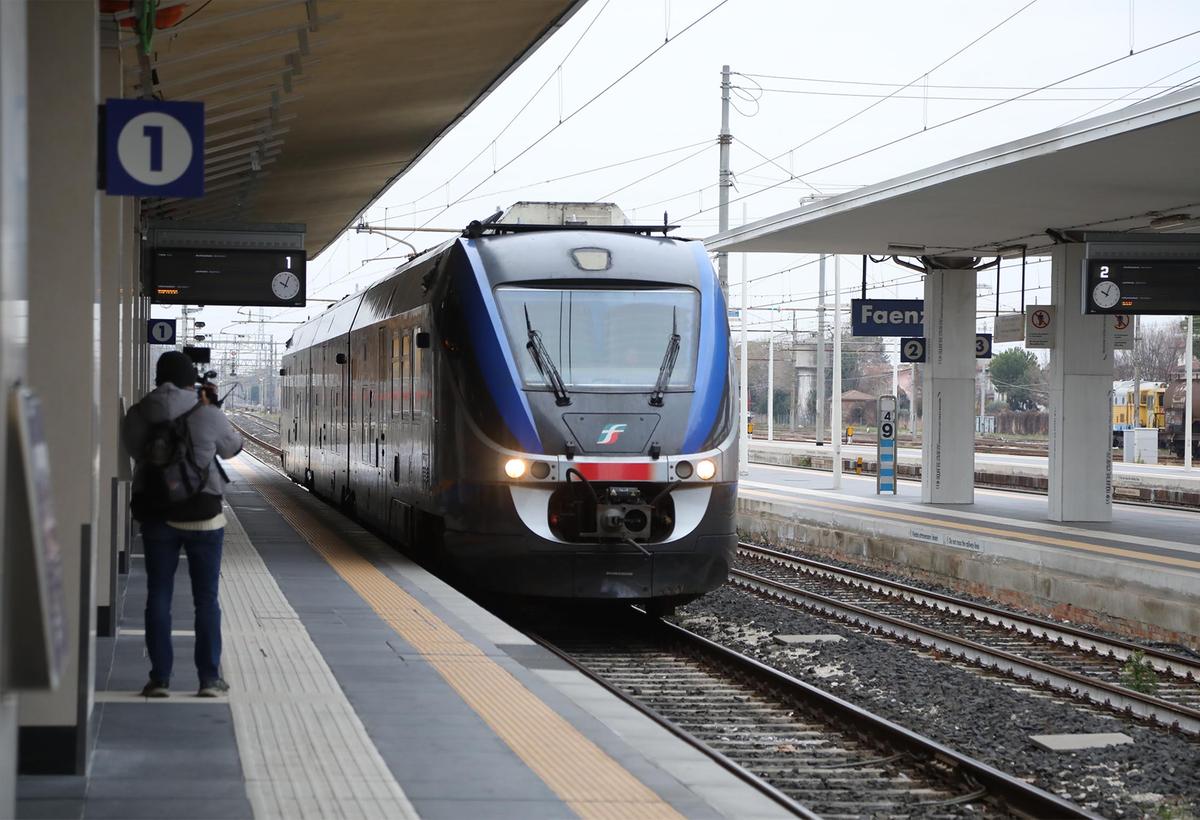 guasto a un treno 150 viaggiatori fermi senza aria condizionata arrivano i soccorsi