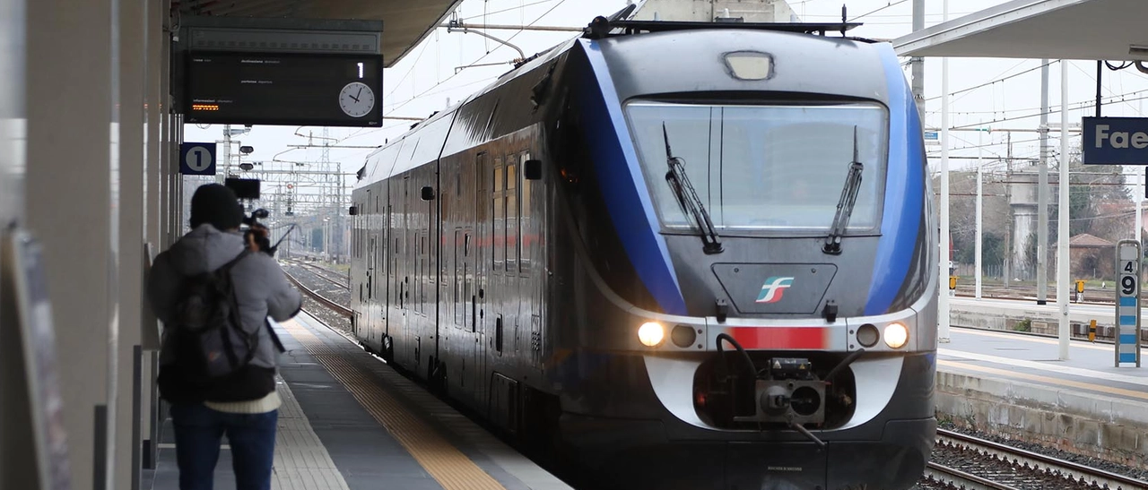 Guasto a un treno, 150 viaggiatori fermi senza aria condizionata. Ripartito
