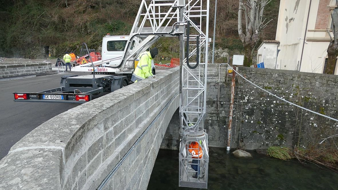 Le maestranze hanno finito ieri l’opera con gli ultimi controllo della parte sottostante al ponte di Pracchia Le maestranze hanno finito ieri l’opera con gli ultimi controllo della parte sottostante al ponte di Pracchia