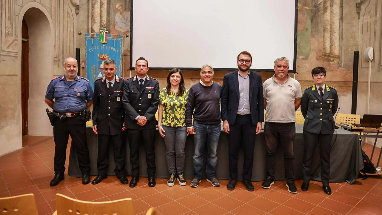 Il gruppo dei relatori tra componenti delle forze dell’ordine e dell’amministrazione comunale (Tommaso Gasperini / Fotocronache Germogli) Il gruppo dei relatori tra componenti delle forze dell’ordine e dell’amministrazione comunale (Tommaso Gasperini / Fotocronache Germogli)