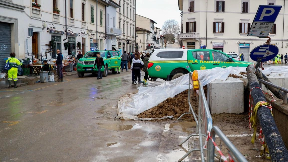 Piazza del Mercato travolta dall’esondazione del Rimaggio (FotocronacheGermogli)