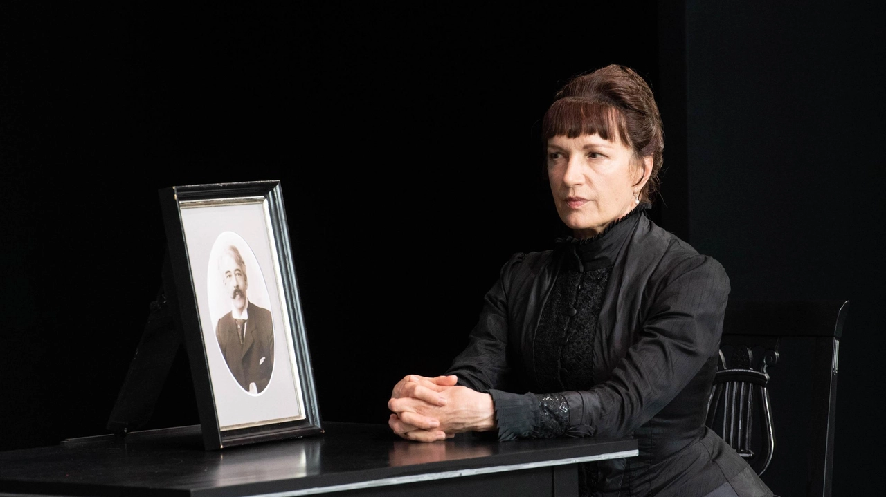 Maddalena Crippa in scena nello spettacolo ’Crisi di nervi’ in una immagine d’archivio. Stasera l’attrice sarà a Fiesole al Teatro Romano