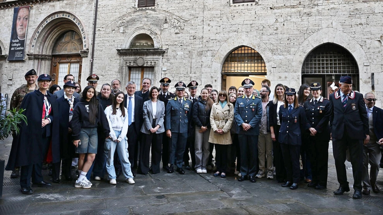 Su Palazzo dei Priori il lenzuolo commemorativo creato dai ragazzi della Bernardino di Betto "La lotta contro tutte le mafie è necessaria e possibile, non dobbiamo girarci dall’altra parte". Su Palazzo dei Priori il lenzuolo commemorativo creato dai ragazzi della Bernardino di Betto "La lotta contro tutte le mafie è necessaria e possibile, non dobbiamo girarci dall’altra parte".