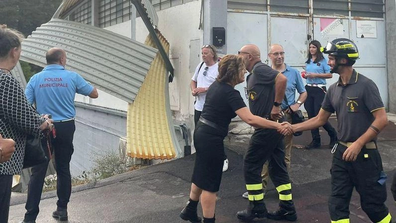 Il sopralluogo della sindaca davanti al capannone danneggiato. L’evento meteo è avvenuto attorno alle 18 e si è focalizzato fra La Briglia e La Foresta Il sopralluogo della sindaca davanti al capannone danneggiato. L’evento meteo è avvenuto attorno alle 18 e si è focalizzato fra La Briglia e La Foresta
