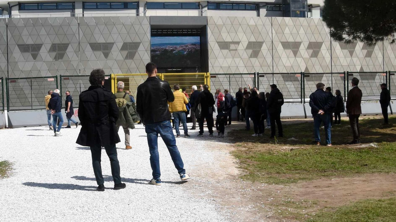 Lo stadio dei Pini riapre dopo otto anni con la finale della Viareggio Cup. Progetto di riqualificazione sostenibile.