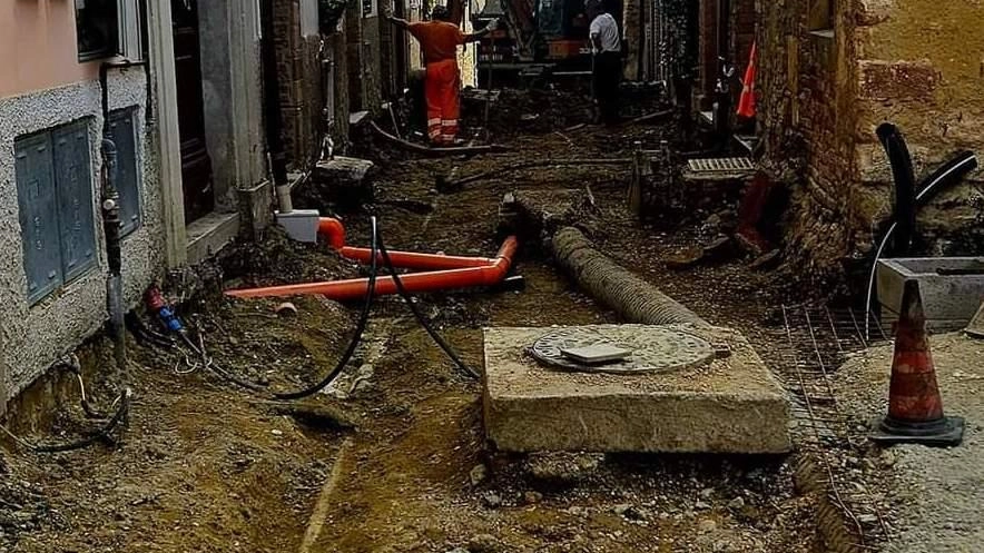Nei giorni scorsi è stata fatta la «gettata» di cemento sulla piazzetta del paese, ultima area del borgo interessata dal rifacimento dei sottostanti servizi a rete Nei giorni scorsi è stata fatta la «gettata» di cemento sulla piazzetta del paese, ultima area del borgo interessata dal rifacimento dei sottostanti servizi a rete