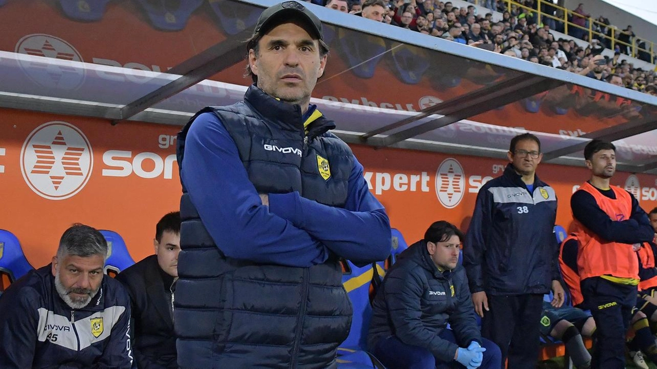 Guido Pagliuca candidato allenatore dell’Empoli calcio. Nella passata stagione ha allenato la Juve Stabia in serie B Guido Pagliuca candidato allenatore dell’Empoli calcio. Nella passata stagione ha allenato la Juve Stabia in serie B