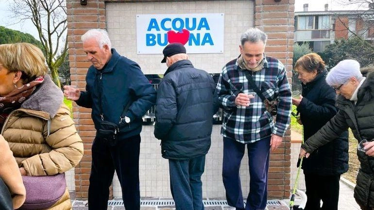 I fontanelli che erogano acqua hanno un influsso positivo sia sull’economia delle famiglie che sull’ambiente I fontanelli che erogano acqua hanno un influsso positivo sia sull’economia delle famiglie che sull’ambiente