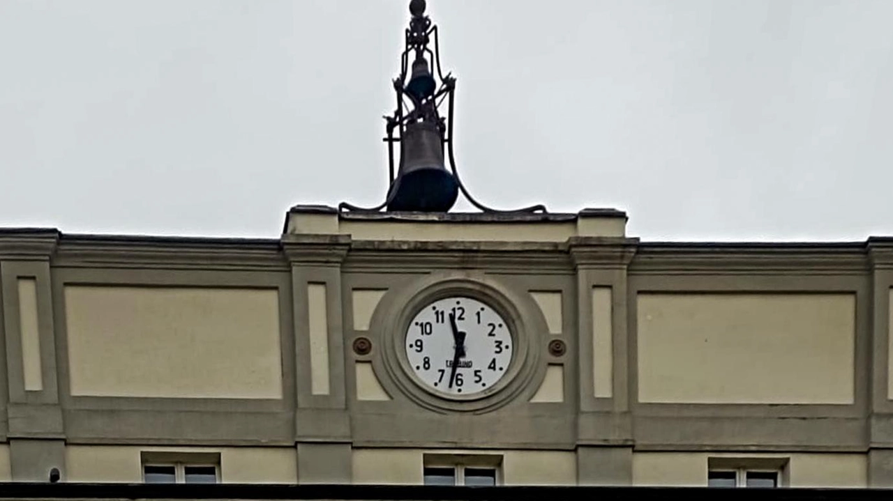 L’orologio di piazza Matteotti, sul tetto dell’ex palazzo delle poste, di fronte al Municipio, è fermo ormai da quasi due anni L’orologio di piazza Matteotti, sul tetto dell’ex palazzo delle poste, di fronte al Municipio, è fermo ormai da quasi due anni