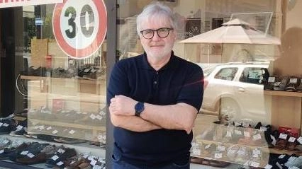 Marco Bruni davanti al suo negozio
