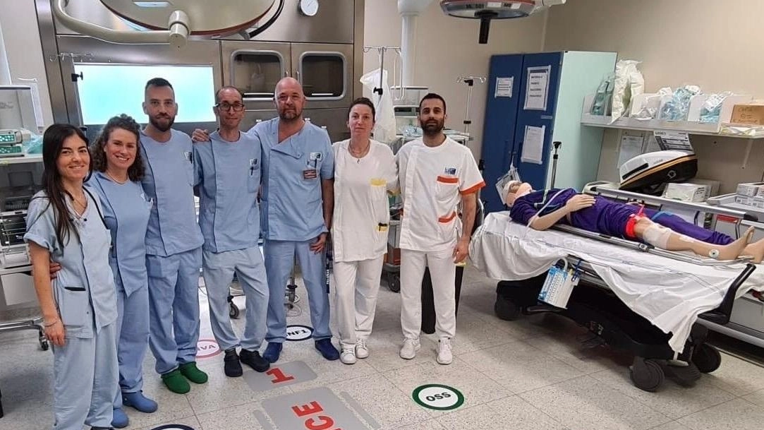 Il team del Versilia guidato dal primario Giuseppe Pepe (terzo da destra), intervenuto a Bologna al convegno sulla gestione del trauma