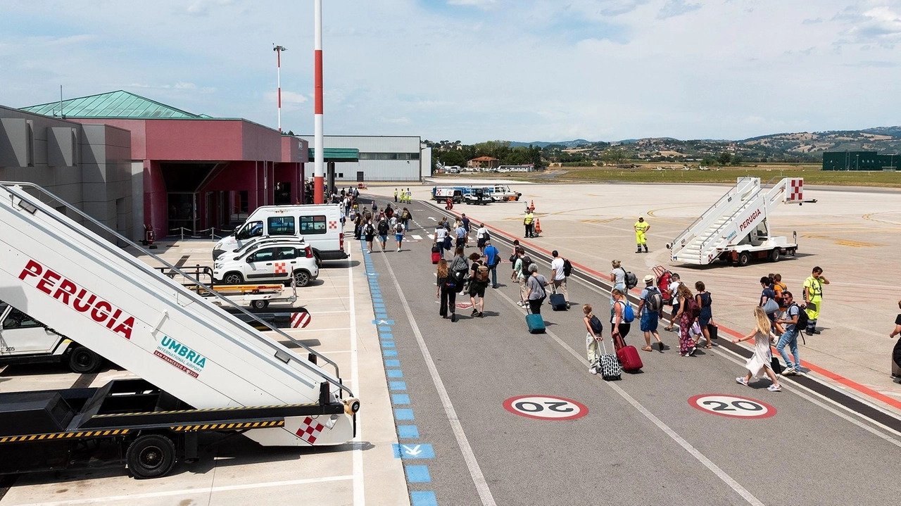 Con il varo della stagione estiva sono termintai anche i lavori di ampliamento del parcheggio “P1“ dell’aeroporto. "L’intervento - siega...