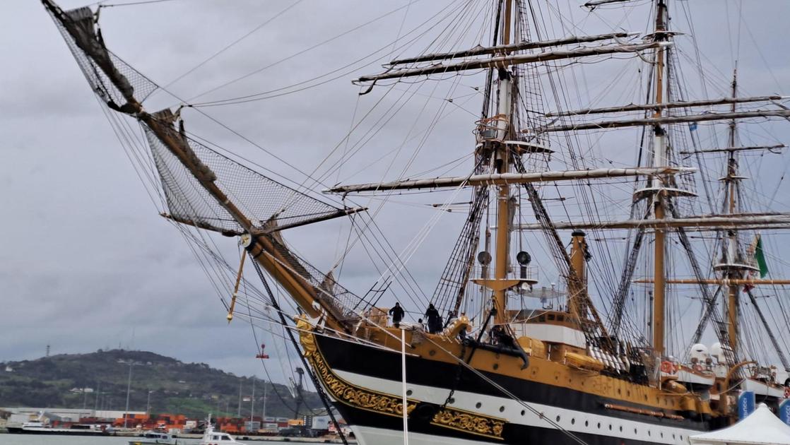 Militare dell’Amerigo Vespucci arrestato: stalking e minacce, ex fidanzata pedinata e seguita fino in casa