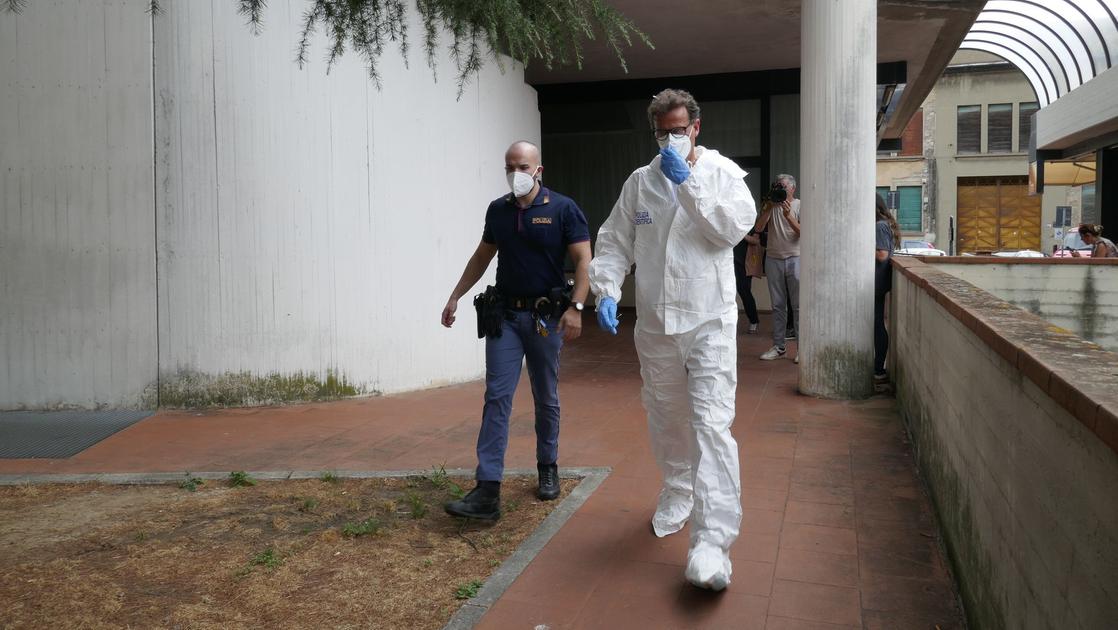 Giallo nel residence: bancario morto, nella stessa stanza un altro uomo ferito. Trovato un biglietto