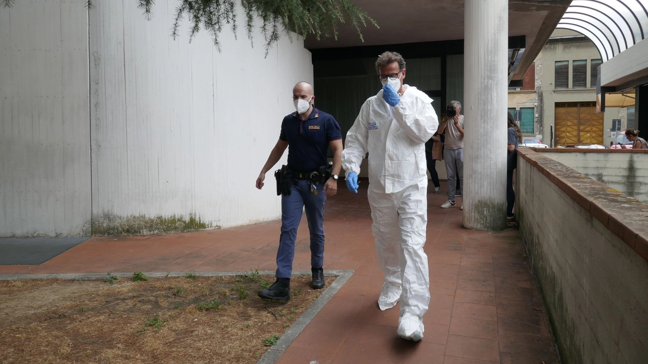 I rilievi della polizia dopo la scoperta del cadavere (Foto servizio Attalmi)