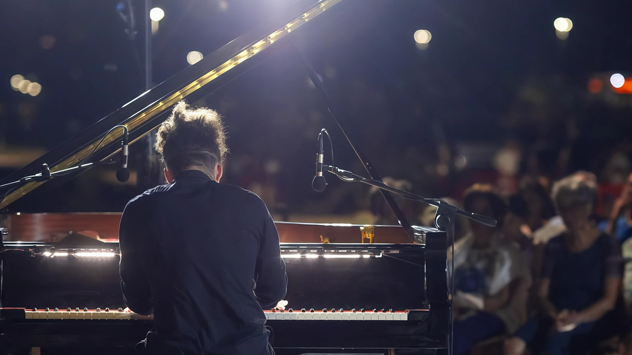 Grandi melodie e suggestioni cinematografiche sono il filo conduttore di ’Tbsk Orchestra meets Orbetello’, il concerto che oggi alle... Grandi melodie e suggestioni cinematografiche sono il filo conduttore di ’Tbsk Orchestra meets Orbetello’, il concerto che oggi alle...