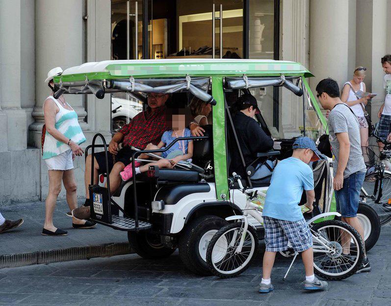 Firenze, viaggio in centro tra caddy e risciò: minitour, mance e velocità. Per un’ora? 40 euro Firenze, viaggio in centro tra caddy e risciò: minitour, mance e velocità. Per un’ora? 40 euro