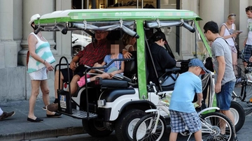 Firenze, viaggio in centro tra caddy e risciò: minitour, mance e velocità. Per un’ora? 40 euro