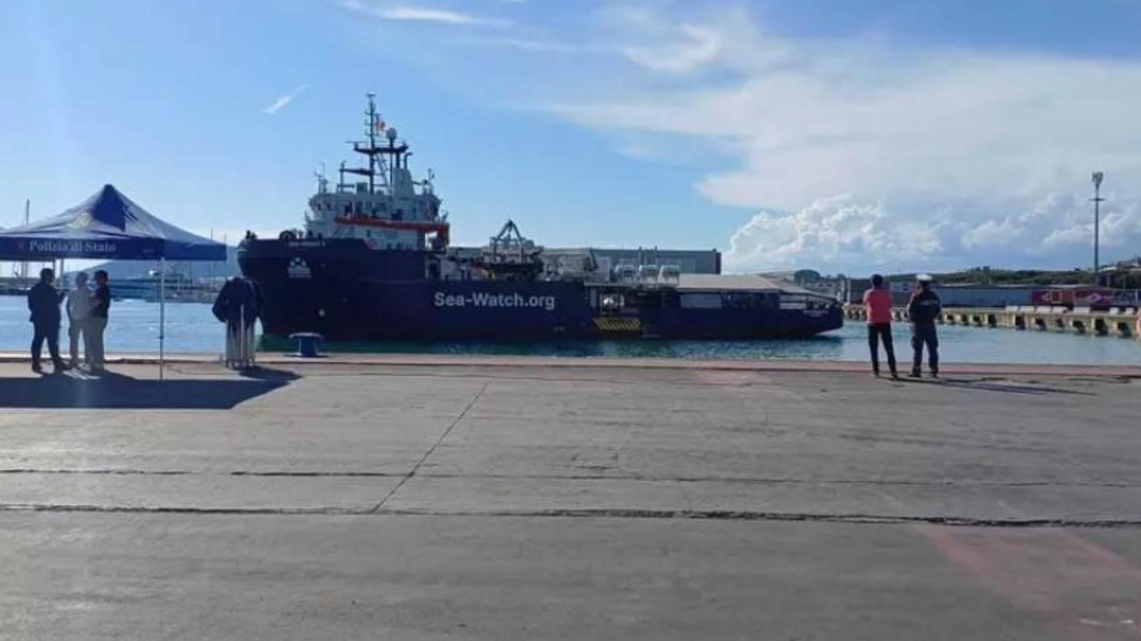 la sea watch 5 arrivata al porto di marina di carrara donne e bambini tra i 190 migranti a bordo da Lanazione.it la sea watch 5 arrivata al porto di marina di carrara donne e bambini tra i 190 migranti a bordo