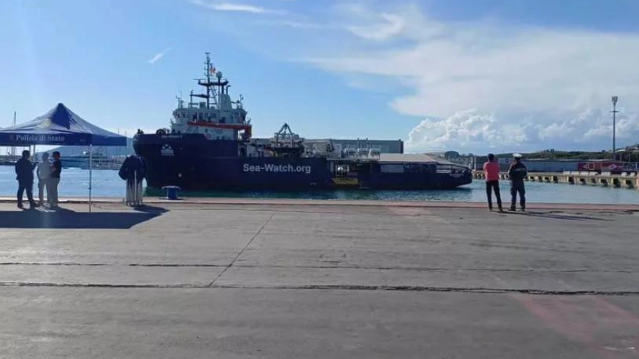 La Sea Watch 5 è arrivata al porto di Marina di Carrara (Foto Ansa) La Sea Watch 5 è arrivata al porto di Marina di Carrara (Foto Ansa)