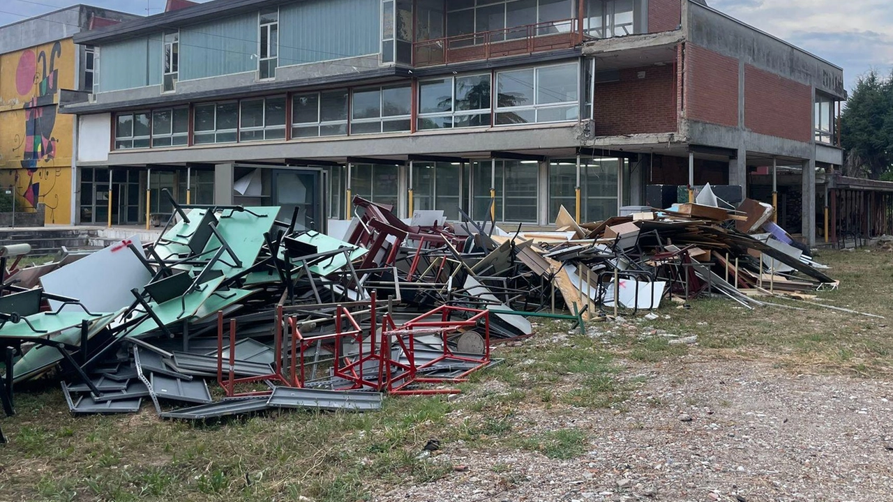 Gli arredi accatastati nel giardino del liceo artistico “Stagi“ e destinati ad essere riciclati nonostante le proteste delle associazioni Gli arredi accatastati nel giardino del liceo artistico “Stagi“ e destinati ad essere riciclati nonostante le proteste delle associazioni