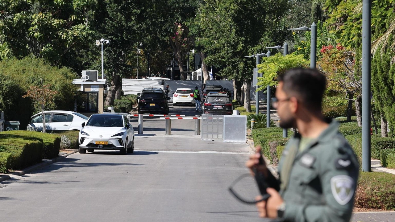 Droni iraniani attivano allarmi aerei a Cesarea e altre località. L'IDF intercetta un drone nei cieli israeliani. Droni iraniani attivano allarmi aerei a Cesarea e altre località. L'IDF intercetta un drone nei cieli israeliani.
