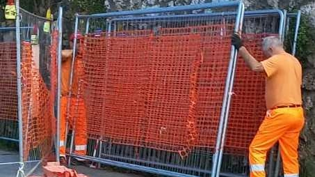 Armadietto spostato di venti metri dopo le proteste