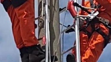 Tecnici Enel al lavoro sui cavi Tecnici Enel al lavoro sui cavi