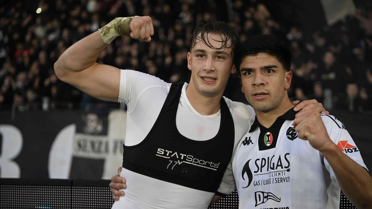 Pio Esposito e Aurelio festeggiano i due gol del rocamboleco pari col Palermo: il bomber aquilotto chiamato oggi a scardinare la difesa della vicecapolista Pisa Pio Esposito e Aurelio festeggiano i due gol del rocamboleco pari col Palermo: il bomber aquilotto chiamato oggi a scardinare la difesa della vicecapolista Pisa