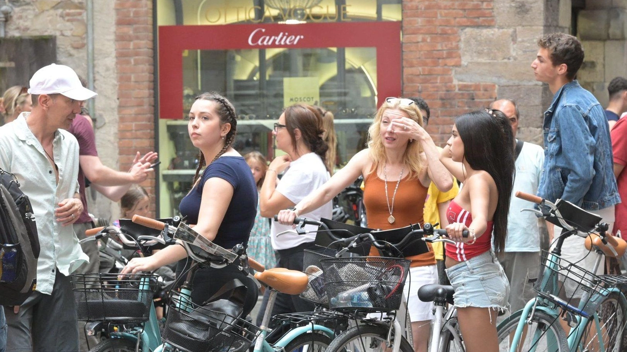 Un gruppo di turisti nel centro di Lucca (foto Alcide) Un gruppo di turisti nel centro di Lucca (foto Alcide)