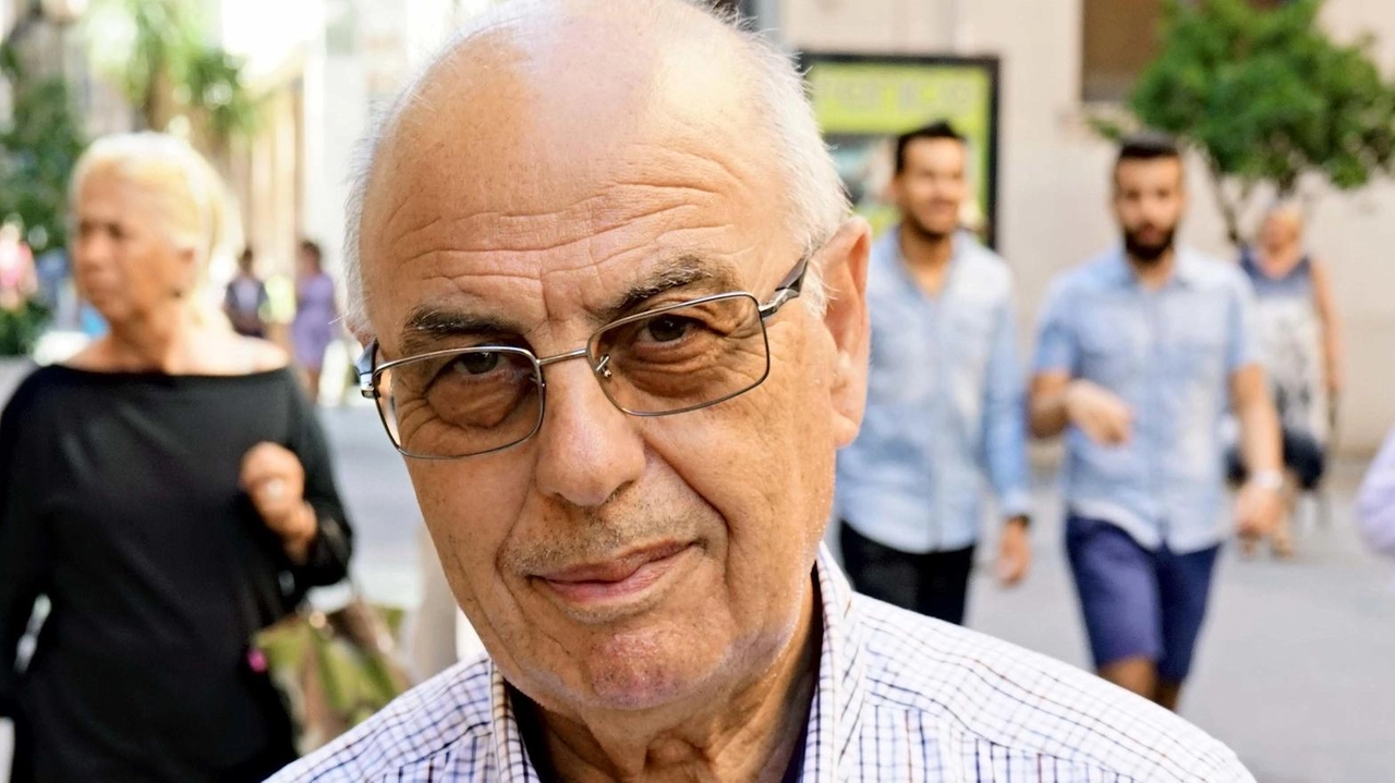 Il fotografo Cesare Salvadeo, molto conosciuto per la sua professionalità Il fotografo Cesare Salvadeo, molto conosciuto per la sua professionalità