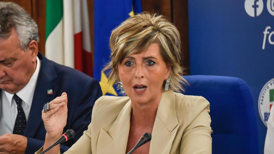 La visita di Piantedosi. Mazzetti contro Furfaro: "Sono parole offensive . Un Pd modello Pravda" La visita di Piantedosi. Mazzetti contro Furfaro: "Sono parole offensive . Un Pd modello Pravda"