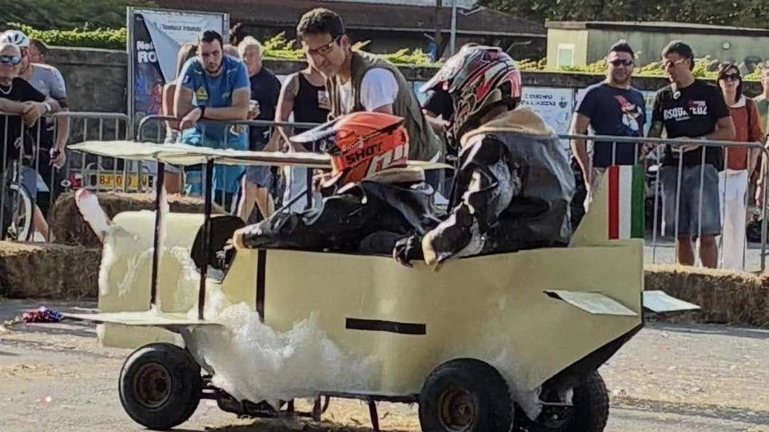 Diciotto team in gara per la quinta edizione che vede misurarsi mezzi... insoliti e con allestimenti a tema cartoon o supereroi Diciotto team in gara per la quinta edizione che vede misurarsi mezzi... insoliti e con allestimenti a tema cartoon o supereroi