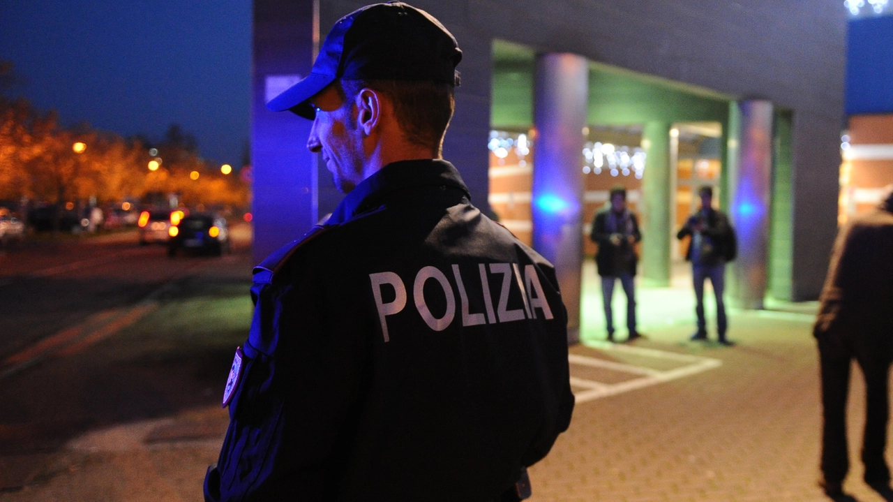 Sul posto è stata inviata anche un’ambulanza della Misericordia di Pistoia che ha soccorso una persona, ma non ci sarebbero stati feriti, perché lo spray non era forte. La polizia avrebbe individuato il responsabile del gesto Sul posto è stata inviata anche un’ambulanza della Misericordia di Pistoia che ha soccorso una persona, ma non ci sarebbero stati feriti, perché lo spray non era forte. La polizia avrebbe individuato il responsabile del gesto
