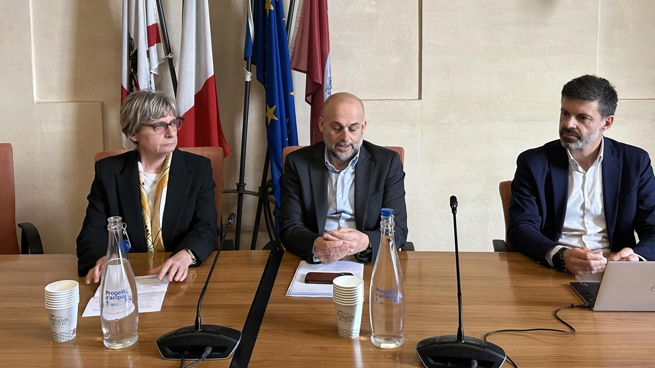 Ieri in Comune l’assessore Marco Sacchetti, l’Ad di Nuove Acque Francesca Menabuoni, il direttore. Omar Milighetti Ieri in Comune l’assessore Marco Sacchetti, l’Ad di Nuove Acque Francesca Menabuoni, il direttore. Omar Milighetti