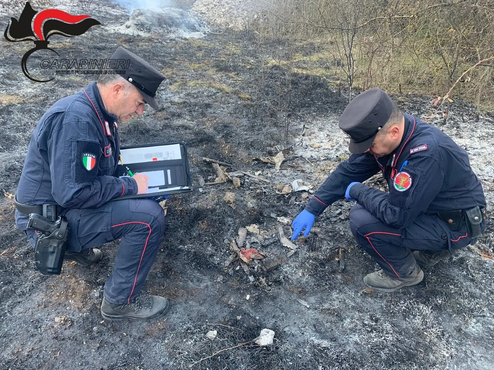 Getta una sigaretta nell'erba e provoca un incendio, denunciato