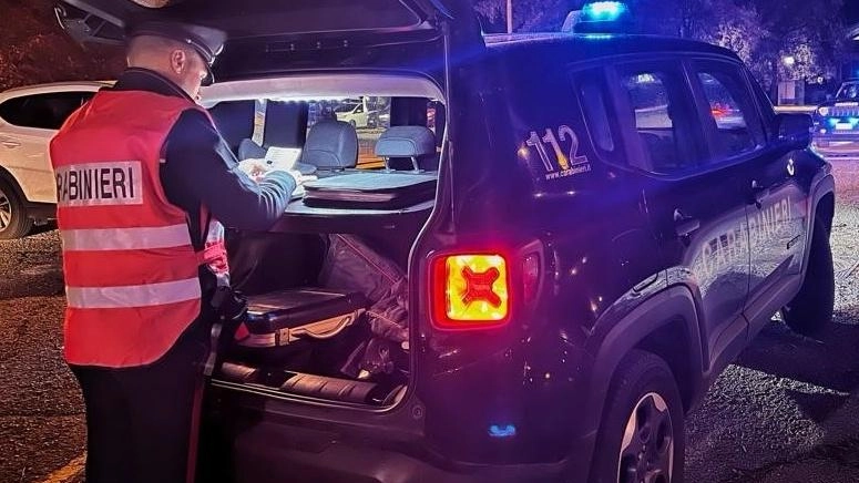 I Carabinieri di Città di Castello hanno dato esecuzione alla misura cautelare degli arresti domiciliari emessa dal Giudice per le indagini preliminari I Carabinieri di Città di Castello hanno dato esecuzione alla misura cautelare degli arresti domiciliari emessa dal Giudice per le indagini preliminari