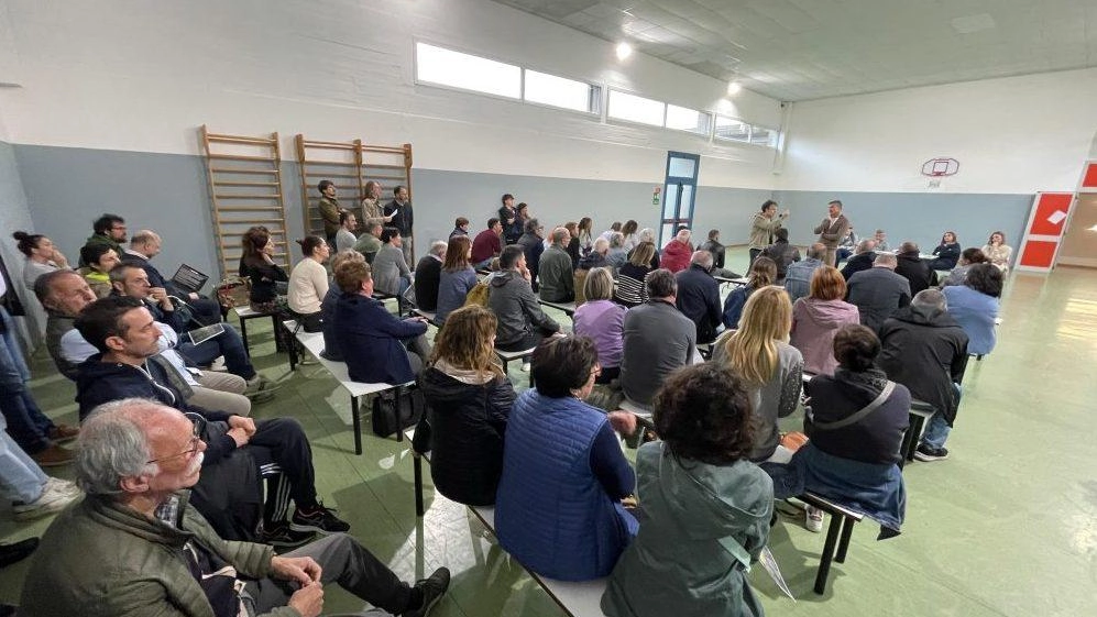 Cittadini durante una delle riunione sull’antenna che si è tenuto a San Giustino. L’avvocato Lucia Annibali ha sollevato alcune criticità nella gestione del procedimento da parte del Comune di Loro Ciuffenna Cittadini durante una delle riunione sull’antenna che si è tenuto a San Giustino. L’avvocato Lucia Annibali ha sollevato alcune criticità nella gestione del procedimento da parte del Comune di Loro Ciuffenna