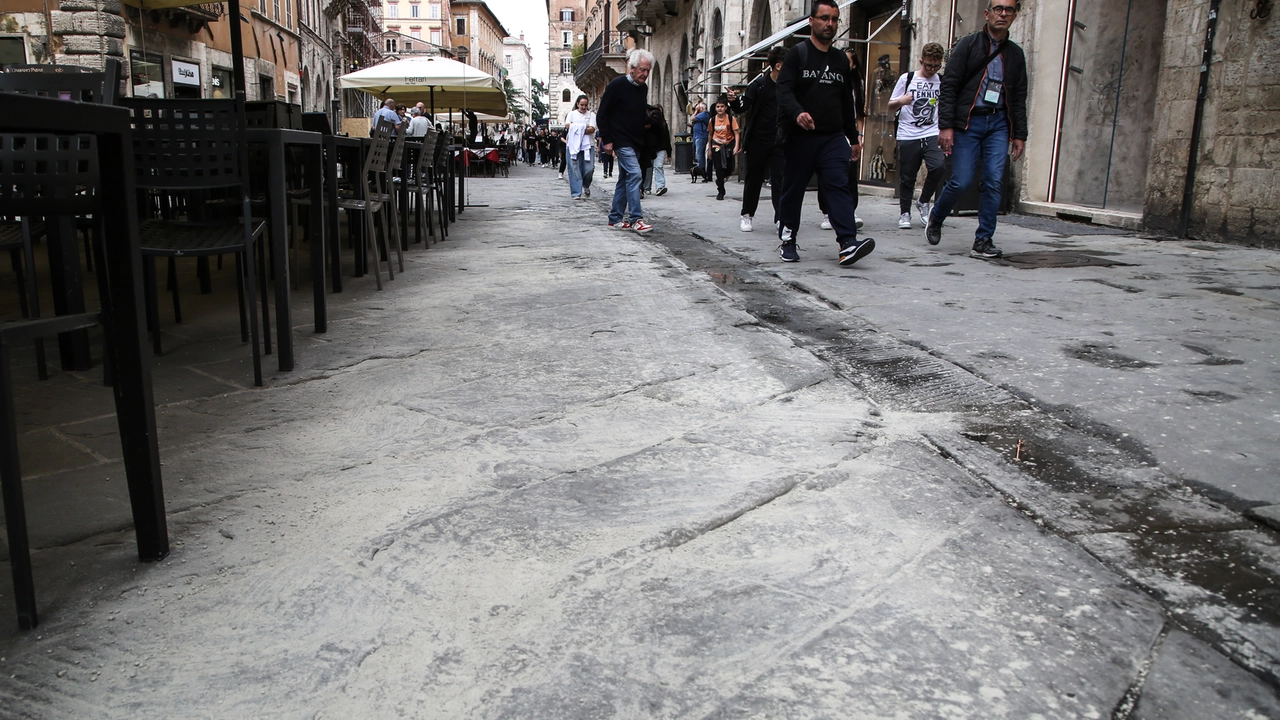 La pavimentazione di corso Vannucci imbrattata dall'olio (Crocchioni) La pavimentazione di corso Vannucci imbrattata dall'olio (Crocchioni)