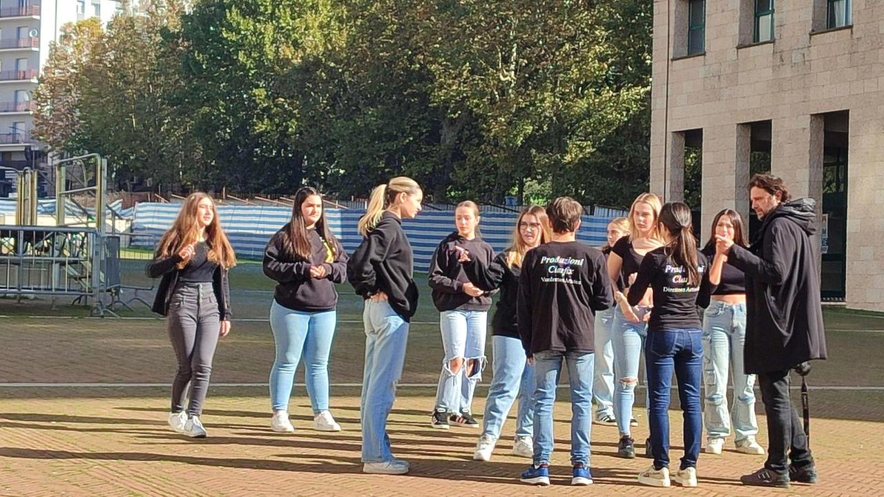 Flash mob a Piazza del Bacio: giovani artisti trasformano il quartiere con una coreografia dinamica su musica di Michael Jackson. Obiettivi di riqualificazione e sostegno alla Scuola dei Mestieri. Flash mob a Piazza del Bacio: giovani artisti trasformano il quartiere con una coreografia dinamica su musica di Michael Jackson. Obiettivi di riqualificazione e sostegno alla Scuola dei Mestieri.