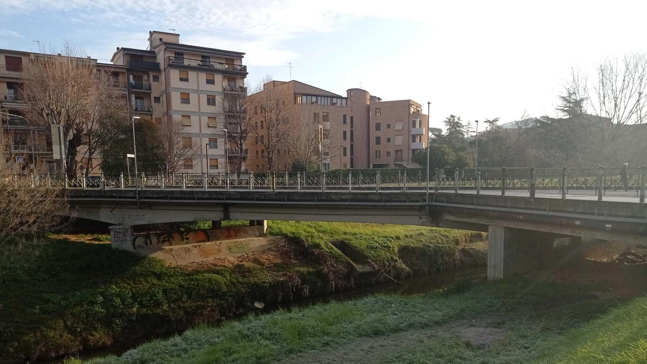 Il ponte di viale Marconi a Poggibonsi che attraversa il torrente Staggia Il ponte di viale Marconi a Poggibonsi che attraversa il torrente Staggia