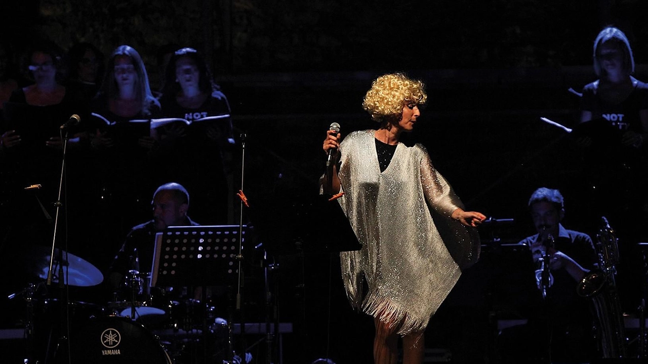 Le canzoni di ’Chicago by Fosse’ sono accompagnate da un’orchestra di nove elementi e da un coro di quaranta voci Le canzoni di ’Chicago by Fosse’ sono accompagnate da un’orchestra di nove elementi e da un coro di quaranta voci