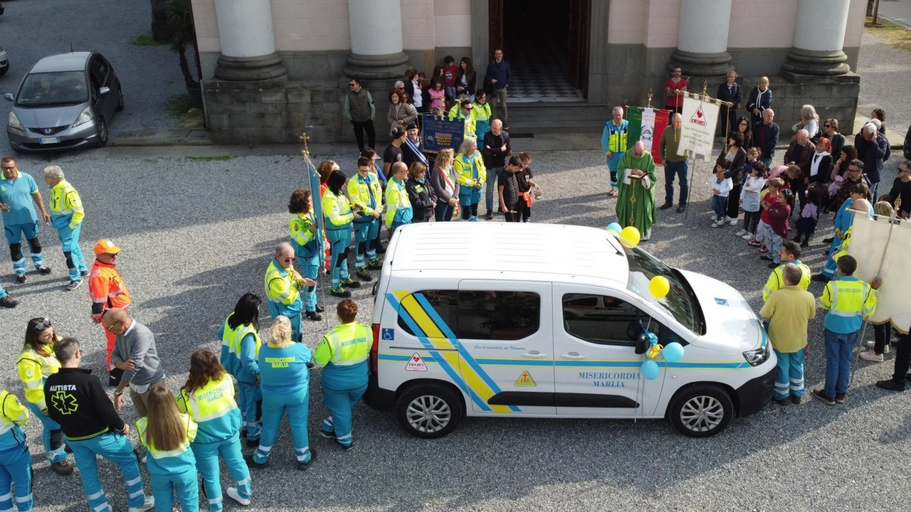 Nella foto d’archivio la benedizione di un nuovo mezzo in dotazione alla Fraternita della Misericordia di Marlia