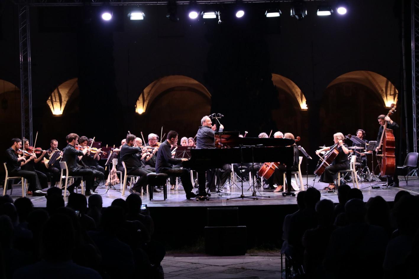 https://www.lanazione.it/image-service/view/acePublic/alias/contentid/ZjBhOWYxZjMtZGVjYy00/0/una-notte-doppia-a-broadway-musical-con-lorchestra-da-camera.jpeg