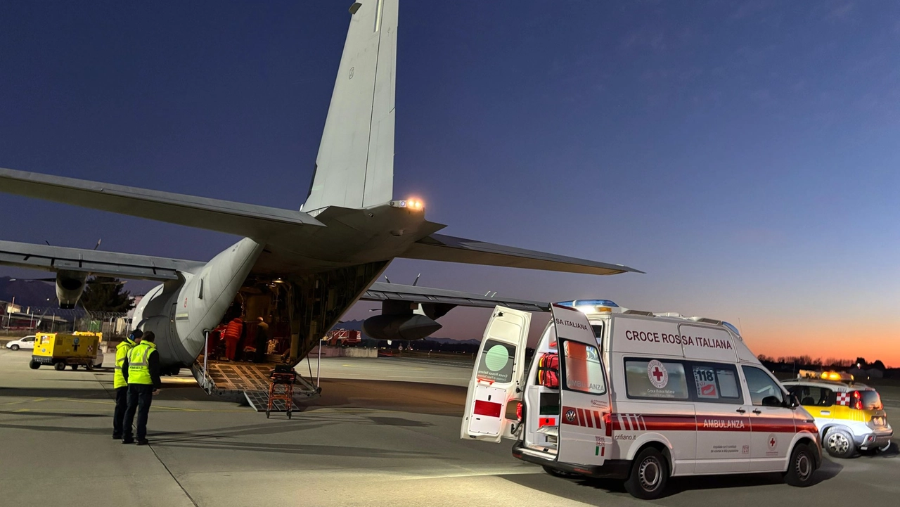 L'ambulanza e l'areo che hanno trasportato il paziente (foto Aeronautica Militare) L'ambulanza e l'areo che hanno trasportato il paziente (foto Aeronautica Militare)